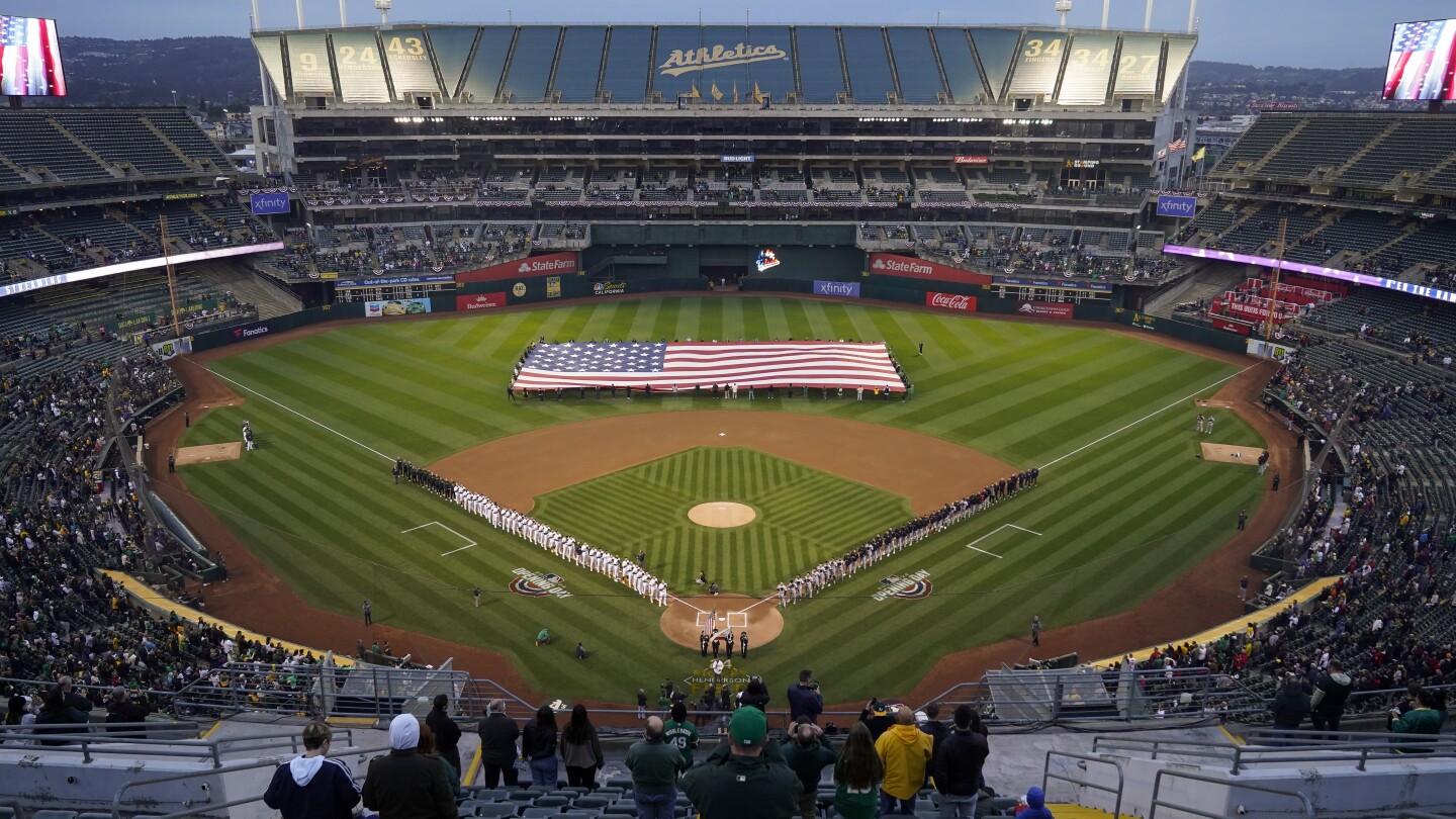 Les fans d’Oakland Athletics boycottent le match d’ouverture à domicile devant le stade pour protester contre le déménagement de Las Vegas