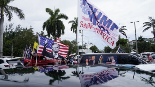 Partidarios del expresidente Donald Trump se reúnen frente al resort Trump National Doral, el lunes 12 de junio de 2023 en Doral, Florida (AP Photo/Alex Brandon)