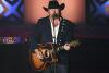 DATEI – Der Preisträger Toby Keith tritt am 18. Juni 2015 bei der 46. jährlichen Songwriters Hall of Fame Induction and Awards Gala im Marriott Marquis in New York auf.  Keith gab am Sonntag, 12. Juni 2022, bekannt, dass er sich seit letztem Herbst in Behandlung wegen Magenkrebs befindet.  Der mehrfach mit Platin ausgezeichnete Sänger sagte auf Twitter, dass er sich in den letzten sechs Monaten einer Operation sowie Chemotherapie und Bestrahlung unterzogen habe. (Foto von Evan Agostini/Invision/AP, Datei)