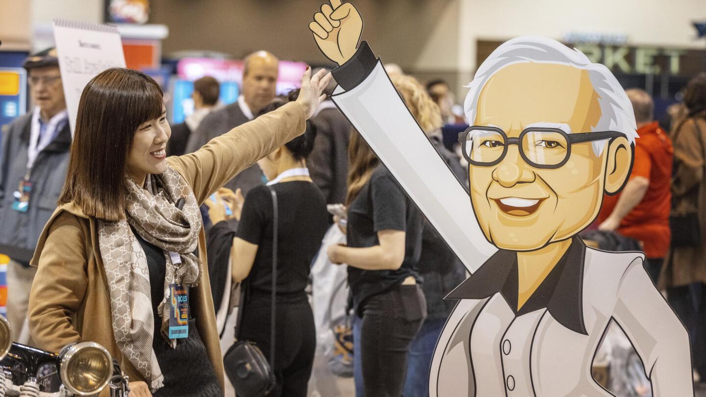 Buffett shares good news on profits, AI thoughts at meeting