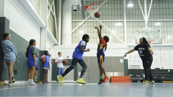 Pelatih Beulah Osueke bekerja dengan tim bola basket wanita kelas 6 dari Chestnut Hill Youth Sports Club Lightning di Philadelphia, Senin, 3 Februari 2025 (AP Photo/Matt Rourke)