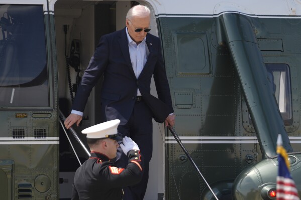 El presidente Joe Biden llega a la Base de la Guardia Nacional Aérea de Delaware, el martes 30 de abril de 2024, en Wilmington, Delaware (Foto AP/Evan Vucci)