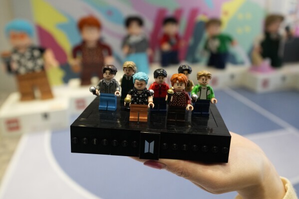 Un juego de Lego de la banda de K-pop BTS se muestra durante un evento publicitario en una tienda en Seúl, Corea del Sur, el 2 de marzo de 2023. (Foto AP/Lee Jin-man, Archivo)
