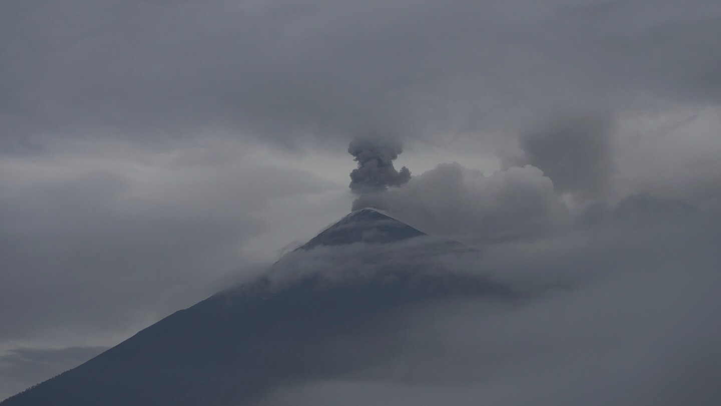 Una nueva erupción del volcán de Fuego en Guatemala provoca evacuaciones y cierres de carretera