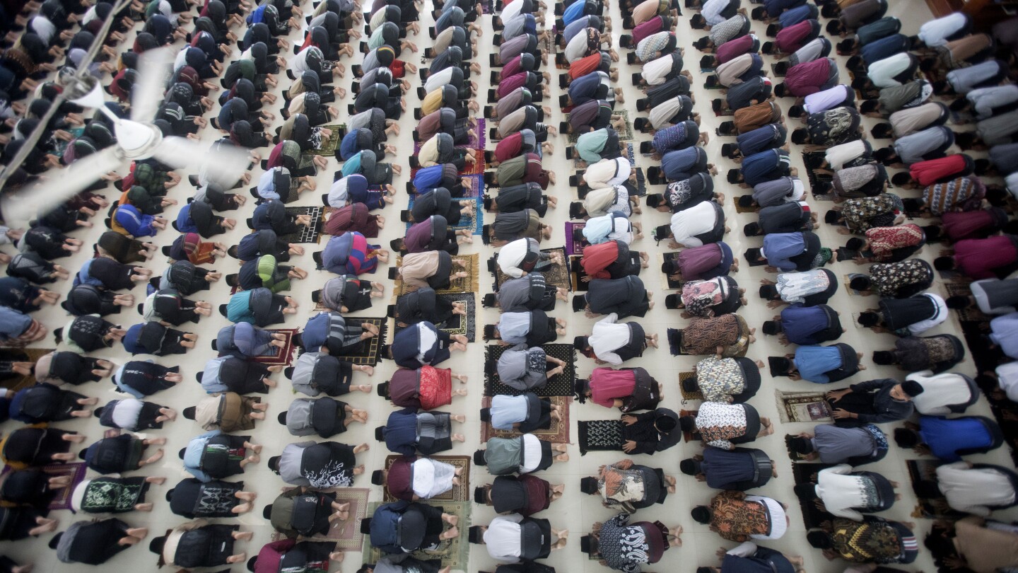 СНИМКИ AP: Мюсюлманите по света празнуват свещения месец Рамадан с молитва, пост