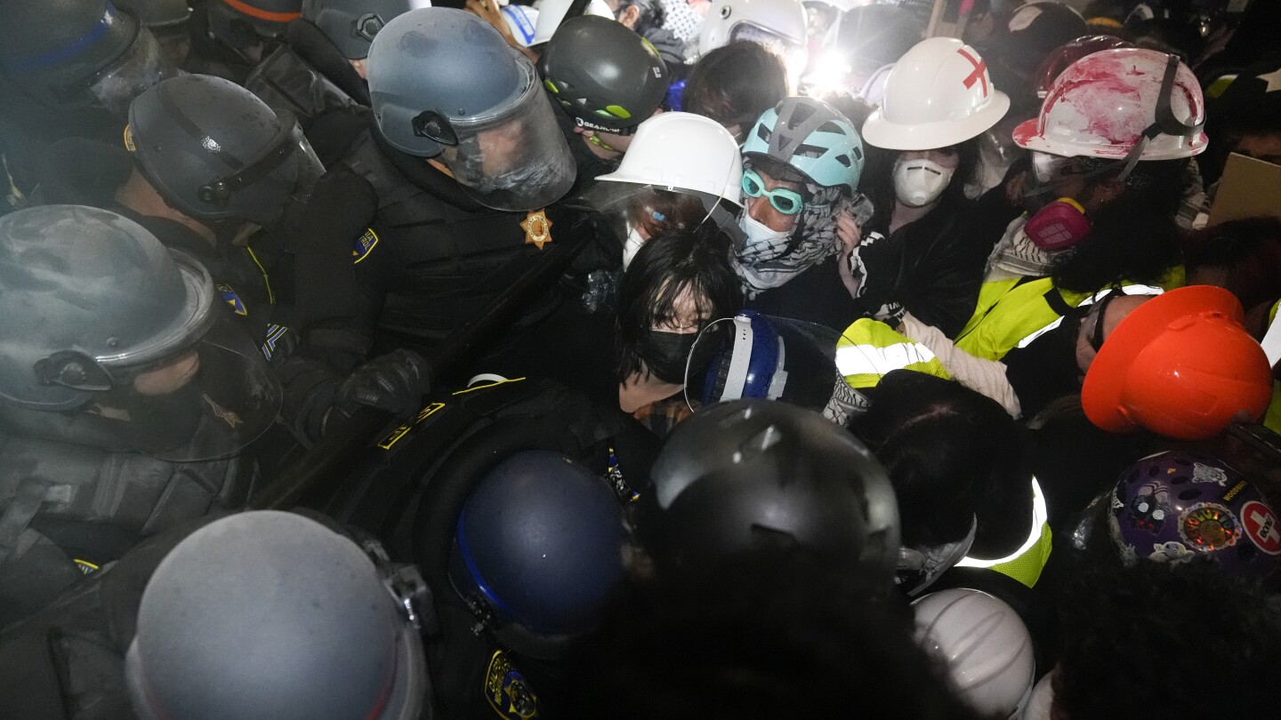 UCLA: La polizia rimuove le barricate dall'accampamento dei manifestanti filo-palestinesi