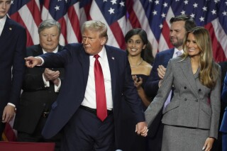 Sự chuyển giao quyền lực cho tân TT Donald Trump bắt đầu ngay bây giờ và diễn ra như thế nào