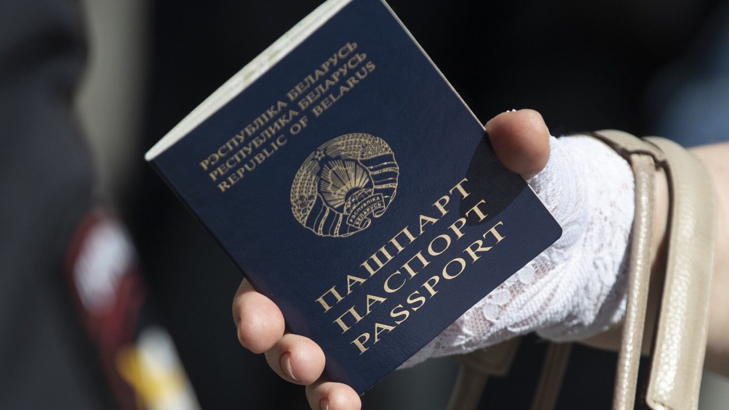 Lietuva išduos specialius pasus legaliai Baltijos šalyje gyvenantiems Baltarusijos piliečiams