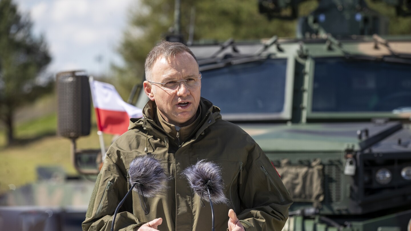 Полски и литовски лидери наблюдават военни учения по споделената им граница
