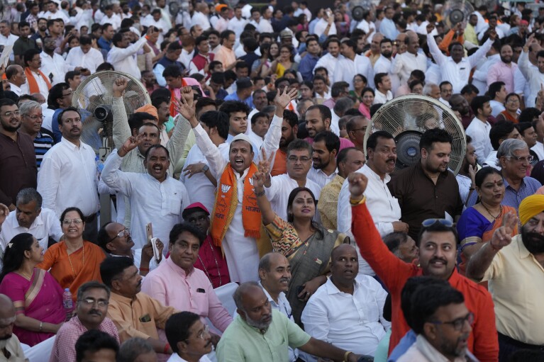 Para undangan meneriakkan slogan-slogan saat upacara pelantikan Narendra Modi sebagai Perdana Menteri India di Rashtrapati Bhavan di New Delhi, India, Minggu, 9 Juni 2024. Pemimpin berusia 73 tahun itu adalah Perdana Menteri India kedua yang mempertahankan kekuasaan untuk ketiga kalinya. ketentuan.  (Foto AP/Manish Swarup)