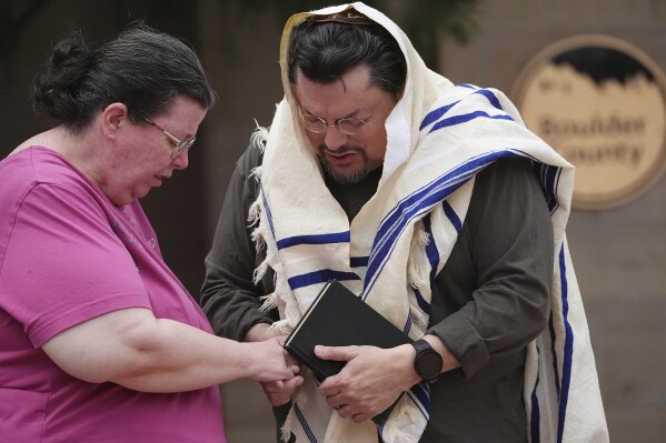 Vickie Gottlieb, on the left, from Greeley, in Colorado, joined her husband, Troy, in a prayer for the victims of an attack outside the county of Boulder, in Colorado, Monday, June 2, 2025, in Boulder, Colorado (AP photo / David Zalubowski)