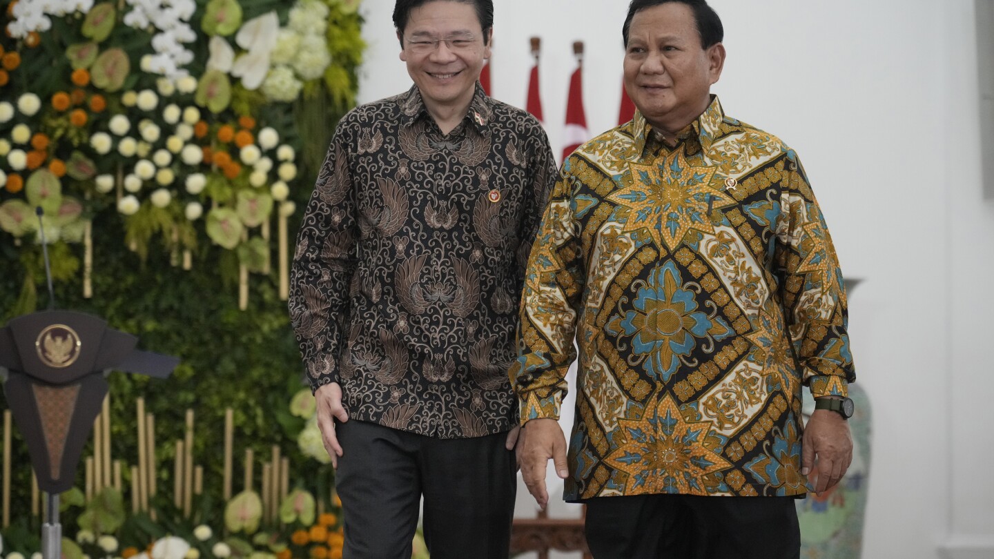 БОГОР Индонезия AP — Сингапурският министър председател Ли Хсиен Лонг и