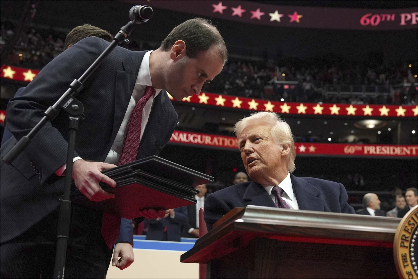 Will Scharf junto a Donald Trump firmando órdenes ejecutivas en la Oficina Oval