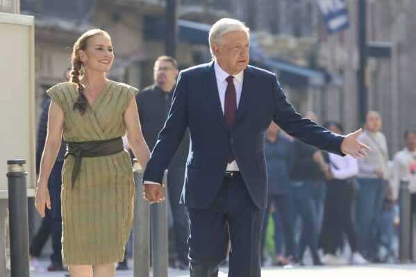 El presidente saliente Andrés Manuel López Obrador y la primera dama Beatriz Gutiérrez Müller llegan a votar durante las elecciones generales en la Ciudad de México, el domingo 2 de junio de 2024. (Foto AP/Ginnette Riquelme)