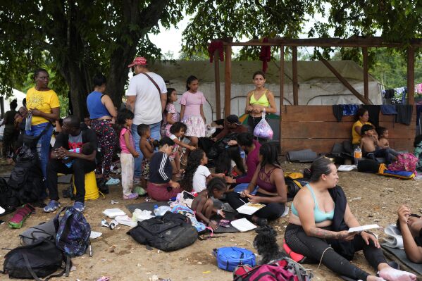 Migrantes que intentan llegar a Estados Unidos descansan en un campamento improvisado en Lajas Blancas, provincia de Darién, Panamá, el sábado 23 de septiembre de 2023. (Foto AP/Arnulfo Franco)