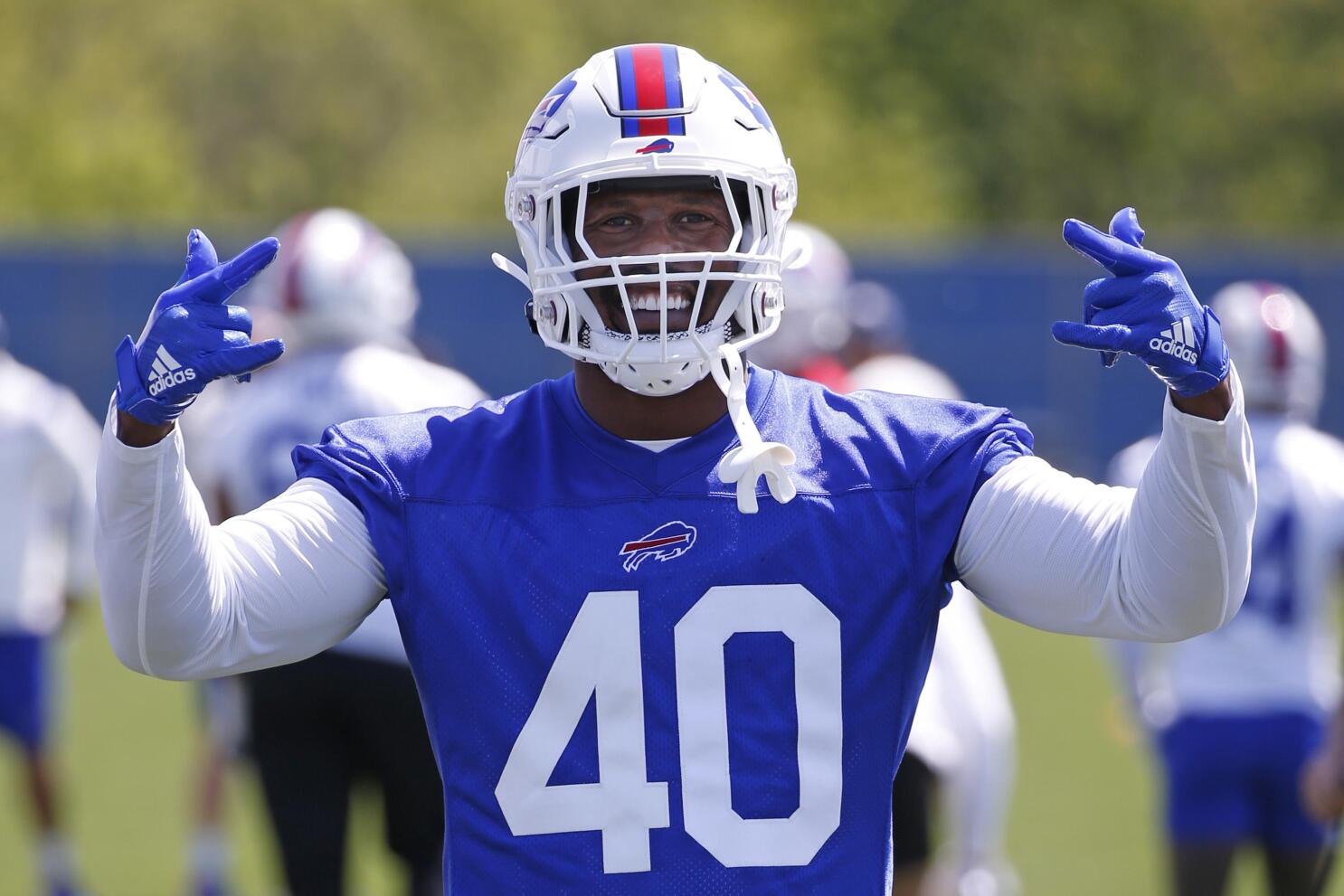 Von Miller makes his presence felt at 1st Bills practice | AP News