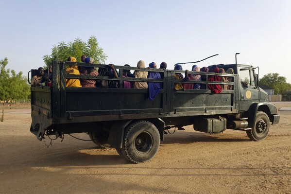 ARCHIVO - Mujeres y niños que fueron rehenes de extremistas del grupo Estado Islámico llegan a Maiduguri, Nigeria, el 20 de mayo de 2024 luego de ser rescatados por soldados nigerianos. (AP Foto/Jossy Olatunji, archivo)