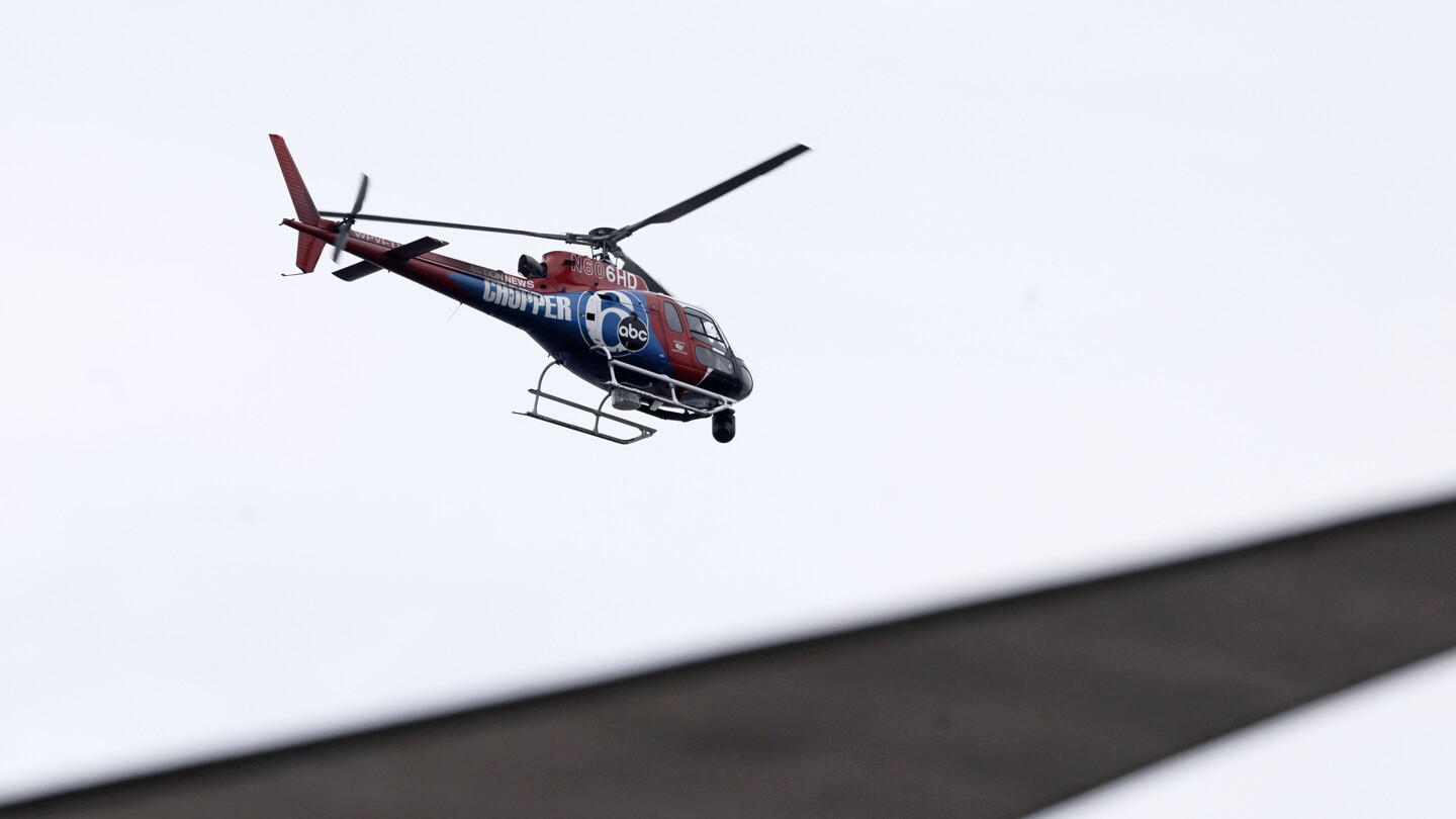 Екипажът на хеликоптер за телевизионни новини във Филаделфия е заснел