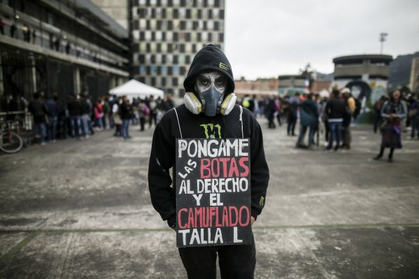 
              A man wears a gas mask during an opposition protest against Colombia's President-elect Ivan Duque on the day of his inauguration in Bogota, Tuesday, Aug. 7, 2018. (AP Photo/Ivan Valencia)
            