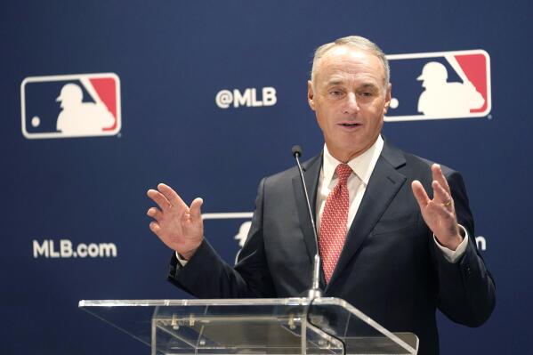 Seattle fans give MLB commissioner Rob Manfred the full draft treatment