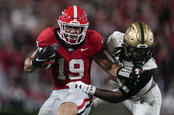 Georgia tight end Brock Bowers (19) breaks away from UAB linebacker Nikia Eason Jr. (10) to score on a pass during the first half of an NCAA college football game, Saturday, Sept. 23, 2023, in Athens, Ga. (AP Photo/John Bazemore)