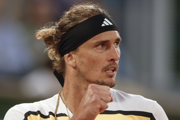Germany's Alexander Zverev clenches his fist after scoring a point against Australia's Alex De Minaur during their quarterfinal match of the French Open tennis tournament at the Roland Garros stadium in Paris, Wednesday, June 5, 2024. (AP Photo/Jean-Francois Badias)
