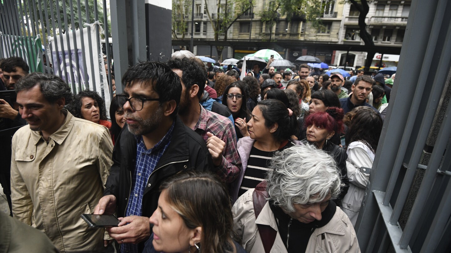 Аржентинецът Milei занася резачката си в щата, съкращавайки 15 000 работни места и предизвиквайки протести