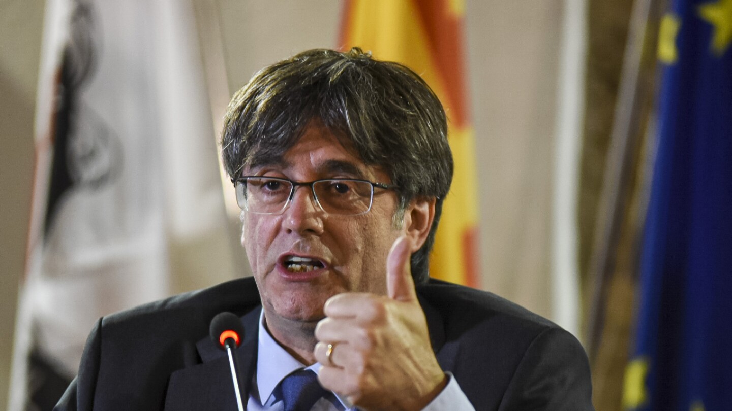 БАРСЕЛОНА Испания АП — Карлес Пучдемон бившият лидер на испанския
