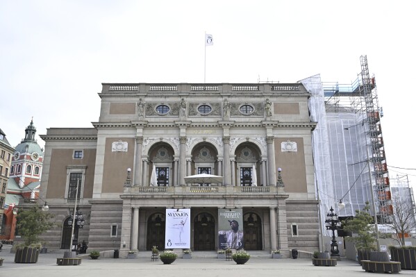 这张照片显示了2024年4月22日瑞典斯德哥尔摩皇家瑞典歌剧院的外观。瑞典国家歌剧院和芭蕾舞剧院，总部位于斯托克霍姆的瑞典皇家歌剧院，因一名舞台技术员于2023年去世，被罚款300万瑞典克朗（30万美元），当时他正在大楼内工作，从13米（40多英尺）的阳台上摔下。（亨利克·蒙哥马利/TT新闻社通过美联社）