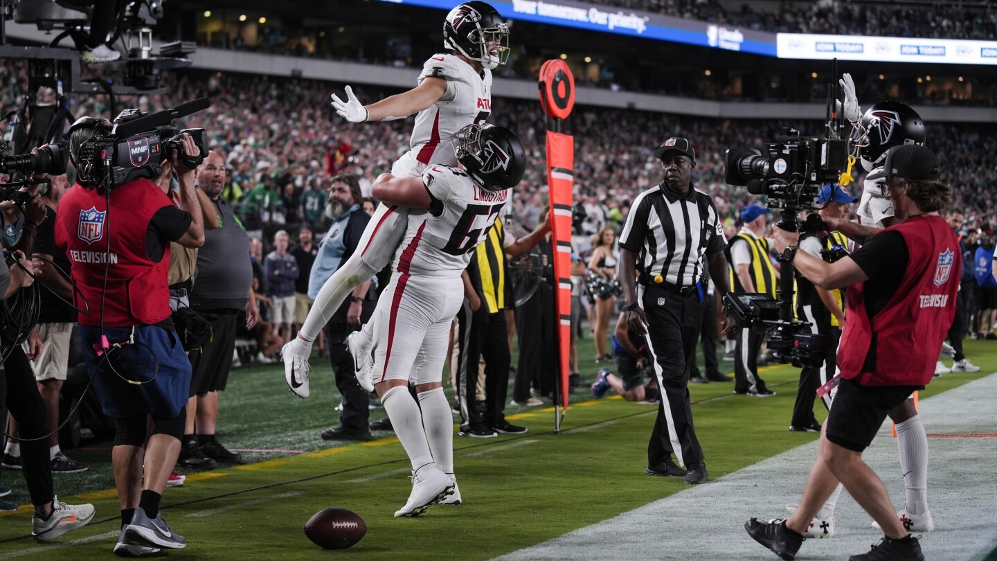 Cousins caps winning drive with TD pass to London as Falcons rally past Eagles 22-21