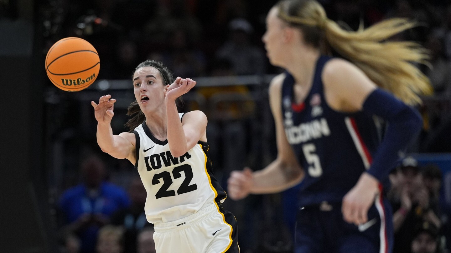 Iowa and UConn are tied in a thrilling match in Cleveland with a sell-out crowd and celebrity presence as Iowa attempts a comeback fueled by key player performances and a strong offensive strategy.
