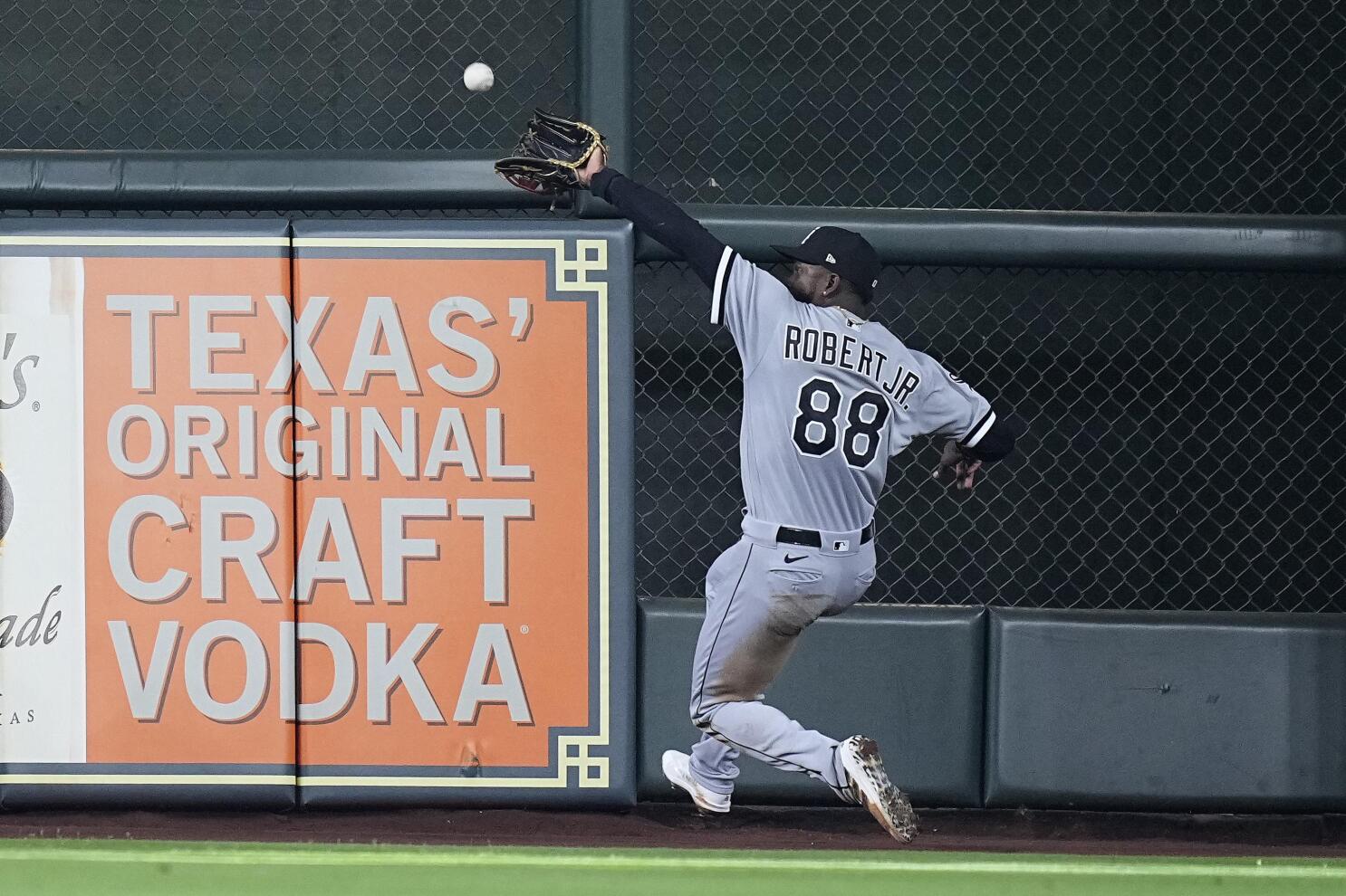 Andrew Vaughn, Yoan Moncada power White Sox past D-backs