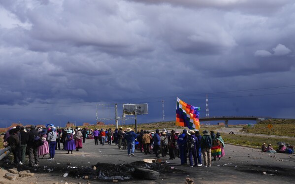 Seguidores del expresidente Evo Morales, que protestan a raíz de la crisis judicial por la renovación de los magistrados, bloquean una carretera que conecta La Paz con Oruro, en Caracollo, Bolivia, el viernes 2 de febrero de 2024. (AP Foto/Juan Karita)