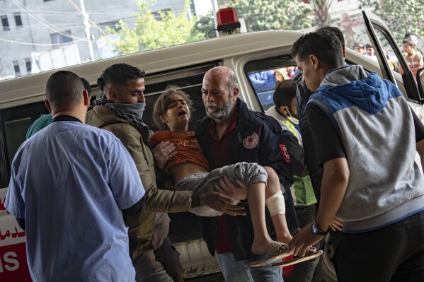 İsrail'in Gazze Şeridi'ne düzenlediği bombardımanda yaralanan Filistinli bir kız, 1 Aralık 2023 Cuma günü Han Yunus'taki bir hastaneye kaldırıldı. (AP Fotoğrafı/Fatima Shbair)