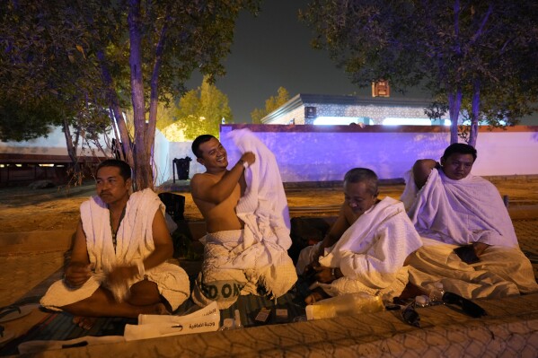 Peregrinos musulmanes descansan en el campamento de Mina durante el Hajj anual, cerca de la ciudad santa de La Meca, Arabia Saudita, el viernes 14 de junio de 2024. (Foto AP/Rafiq Maqbool)