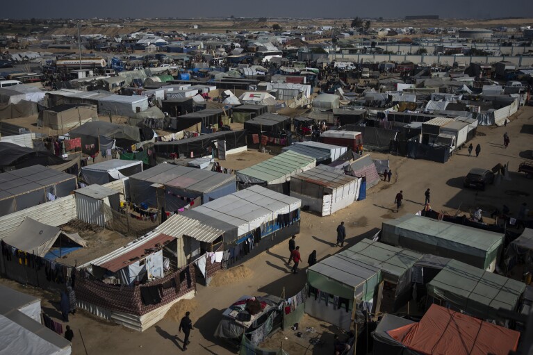Une vue du camp de tentes de fortune où logent les Palestiniens déplacés par les bombardements israéliens sur la bande de Gaza, dans la région de Muwasi, au sud de Gaza, le lundi 1er janvier 2024. (AP Photo/Fatima Shbair)