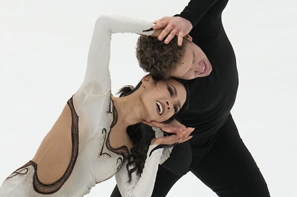 Madison Chock and Evan Bates compete in championship ice dance at the U.S. figure skating championships Saturday, Jan. 27, 2024, in Columbus, Ohio. (APPhoto/Sue Ogrocki)