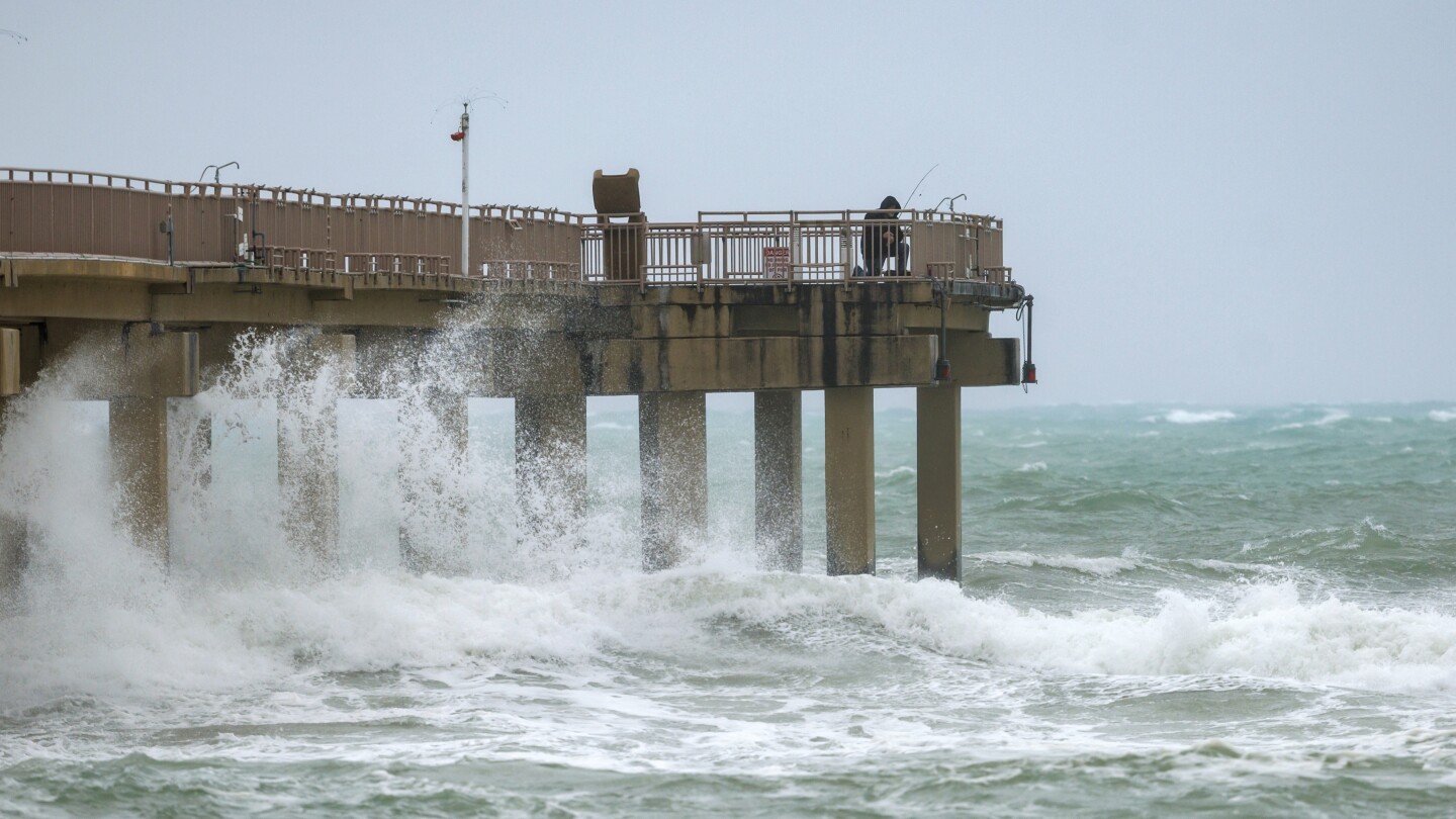 Дъжд, поривисти ветрове донасят отмиване през уикенда на Флорида, преди системата да се насочи към източното крайбрежие