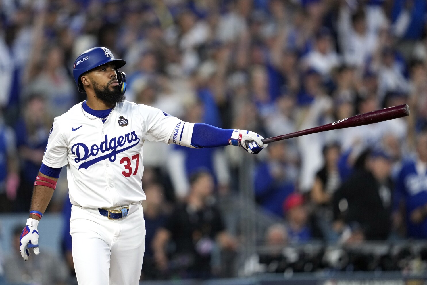 Teoscar Hernández re-signs with World Series champion Dodgers and will be  in right field next season | AP News