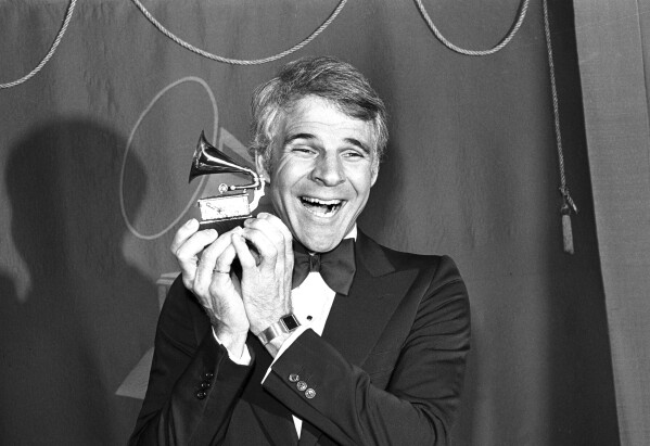 ARQUIVO - O comediante Steve Martin segura o Grammy que ganhou de melhor gravação de comédia do álbum "homem selvagem e louco," Em Los Angeles, em 15 de fevereiro de 1979. Martin é tema de um novo documentário "Steve!  (Martin) é um documentário em duas partes." (Foto AP / Lennox McLendon, arquivo)