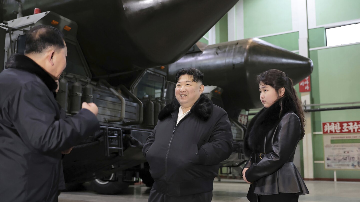 Ким на Северна Корея разпорежда увеличено производство на мобилни ракети-носители, тъй като напрежението със САЩ расте