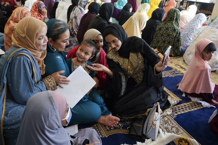 ΑΡΧΕΙΟ - Γυναίκες και παιδιά συγκεντρώνονται πριν από τις προσευχές του Eid al-Fitr, Παρασκευή, 21 Απριλίου 2023, στο Κέντρο Ισλαμικής Κοινότητας στο Silver Spring, Md. (AP Photo/Carolyn Kaster, Αρχείο)