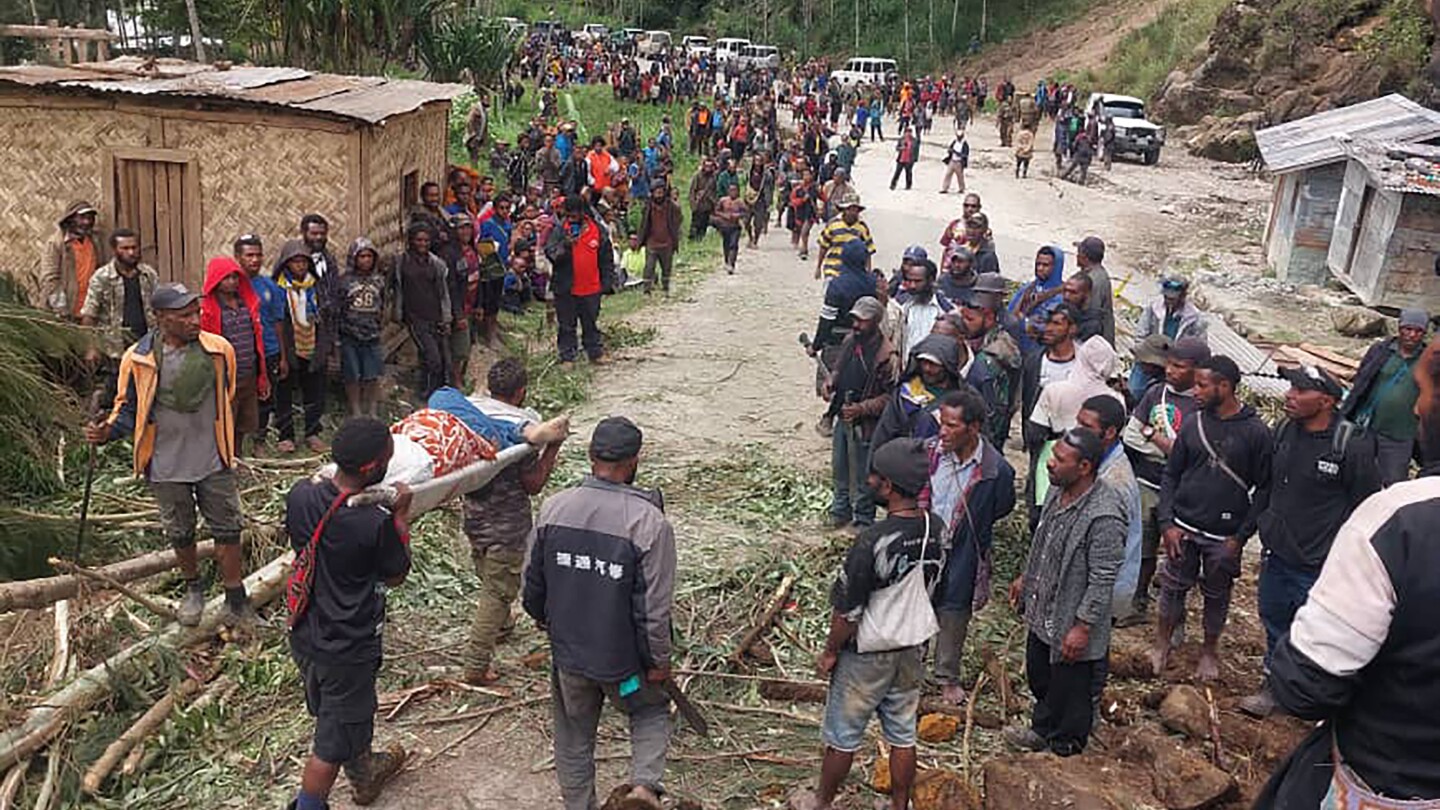 Спешен конвой доставя провизии на оцелелите от опустошителното свлачище в Папуа Нова Гвинея