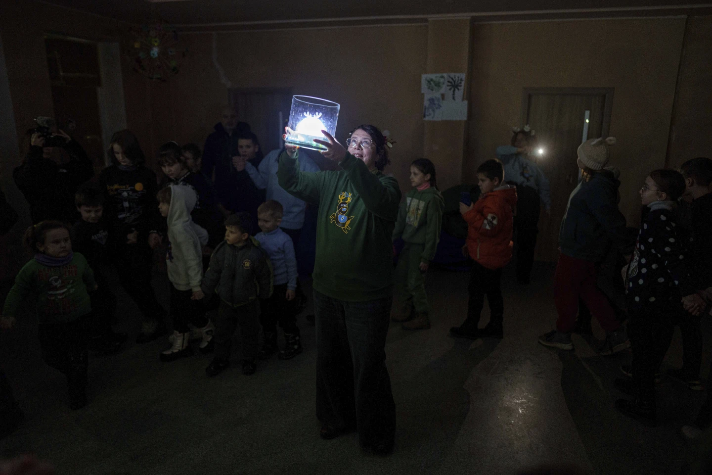 Щоб передати подарунки для дітей на зимові свята українські волонтери відвідають 40 прифронтових міст, фото-8