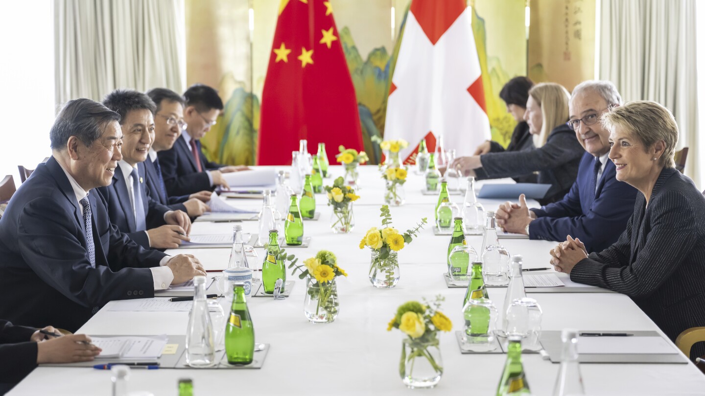Ти ми се обади. Не - ти ми се обади. Before US-China meeting, nations each say the other wanted talks