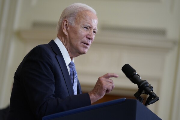 El presidente Joe Biden habla sobre el aniversario de la Ley de Reducción de la Inflación durante un evento en el Salón Este de la Casa Blanca, el miércoles 16 de agosto de 2023, en Washington.  (Foto AP/Evan Vucci)