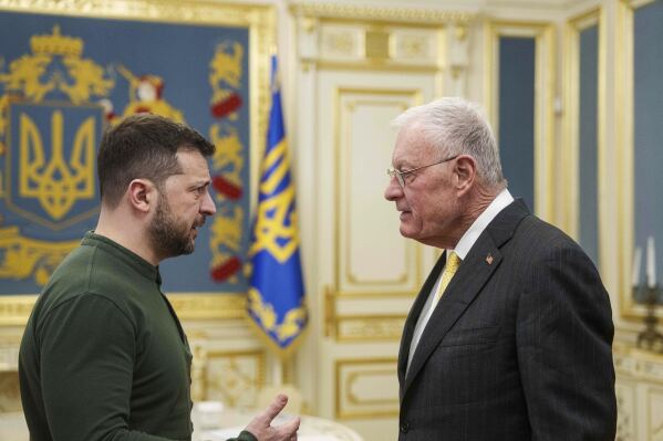 Đặc phái viên Hoa Kỳ về Ukraine và Nga Keith Kellogg, bên phải, và Tổng thống Ukraine Volodymyr Zelenskyy trò chuyện trong cuộc gặp tại Kyiv, Ukraine, ngày 20 tháng 2 năm 2025. (Ảnh AP/Evgeniy Maloletka)