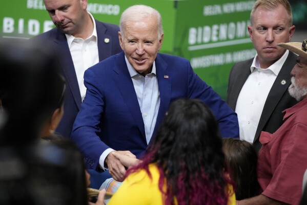 El presidente Joe Biden saluda a sus seguidores después de hablar sobre la economía en la fábrica Arcosa Wind Towers el miércoles 9 de agosto de 2023 en Belen, NM (AP Photo/Ross D. Franklin)