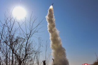 En esta imagen, distribuida por el gobierno de Corea del Norte, se muestra lo que se dice que es el lanzamiento de un nuevo misil antiaéreo, en Corea del Norte, el 2 de febrero de 2024. (Agencia Central de Noticias de Corea/Korea News Service vía AP)