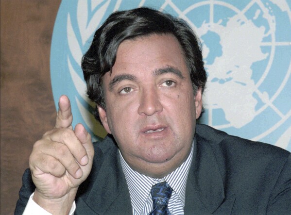 FILE - Bill Richardson, U.S. Ambassador to the U.N. addresses the press in Geneva, Switzerland on Thursday, March 26, 1998. Richardson, a two-term Democratic governor of New Mexico who later was the U.S. ambassador to the United Nations and dedicated his post-political career to working to free Americans detained overseas, has died, Saturday, Sept. 2, 2023. (AP Photo/Donald Stampfli, File)